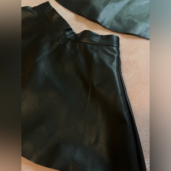 Faux leather mini skirts - Picture 4 of 5